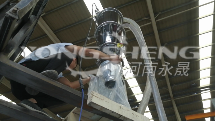 客户试机现场-碱块,片碱3米高真空上料机试机现场