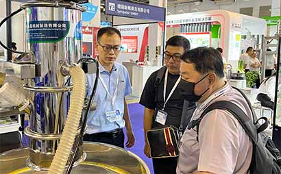 上海粉体 散料 加工展览会---给客户讲解上料机 超声波振动筛工作原理 永晟智造